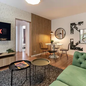  Apartament Downtown Retreat: Spacious 2-br By Unirii Square